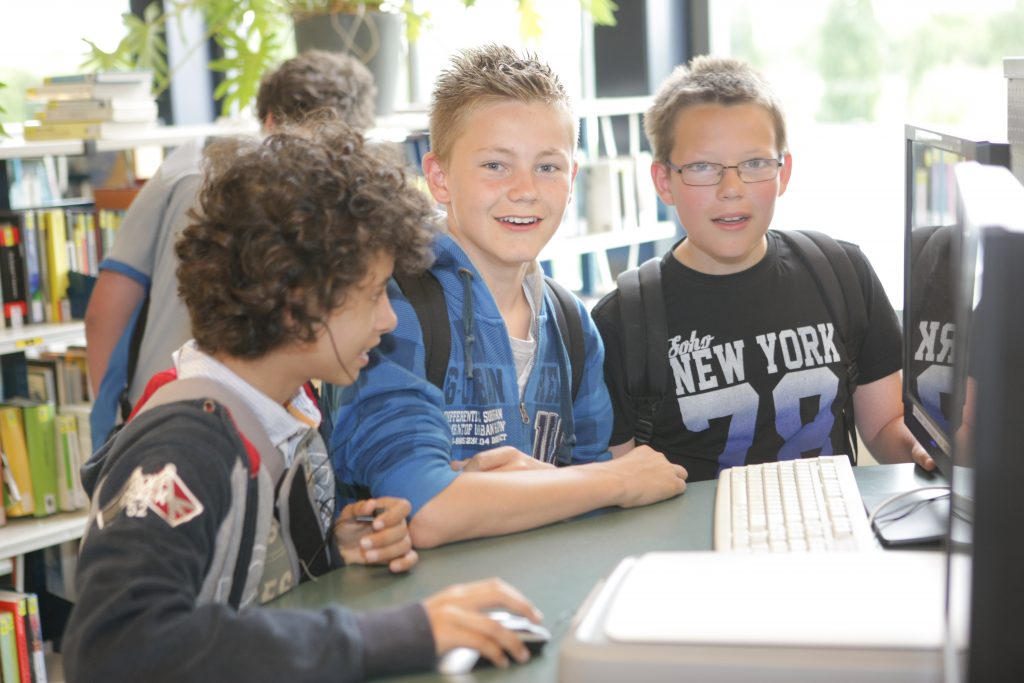 6. 3 jongens bijcomputer